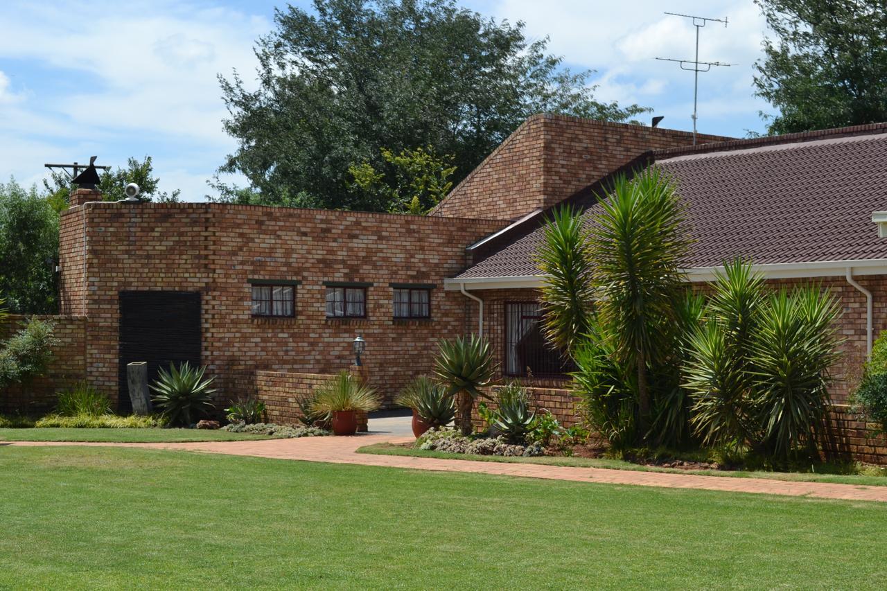 The Lazy Grape Guest Lodge & Spa Benoni Exterior foto